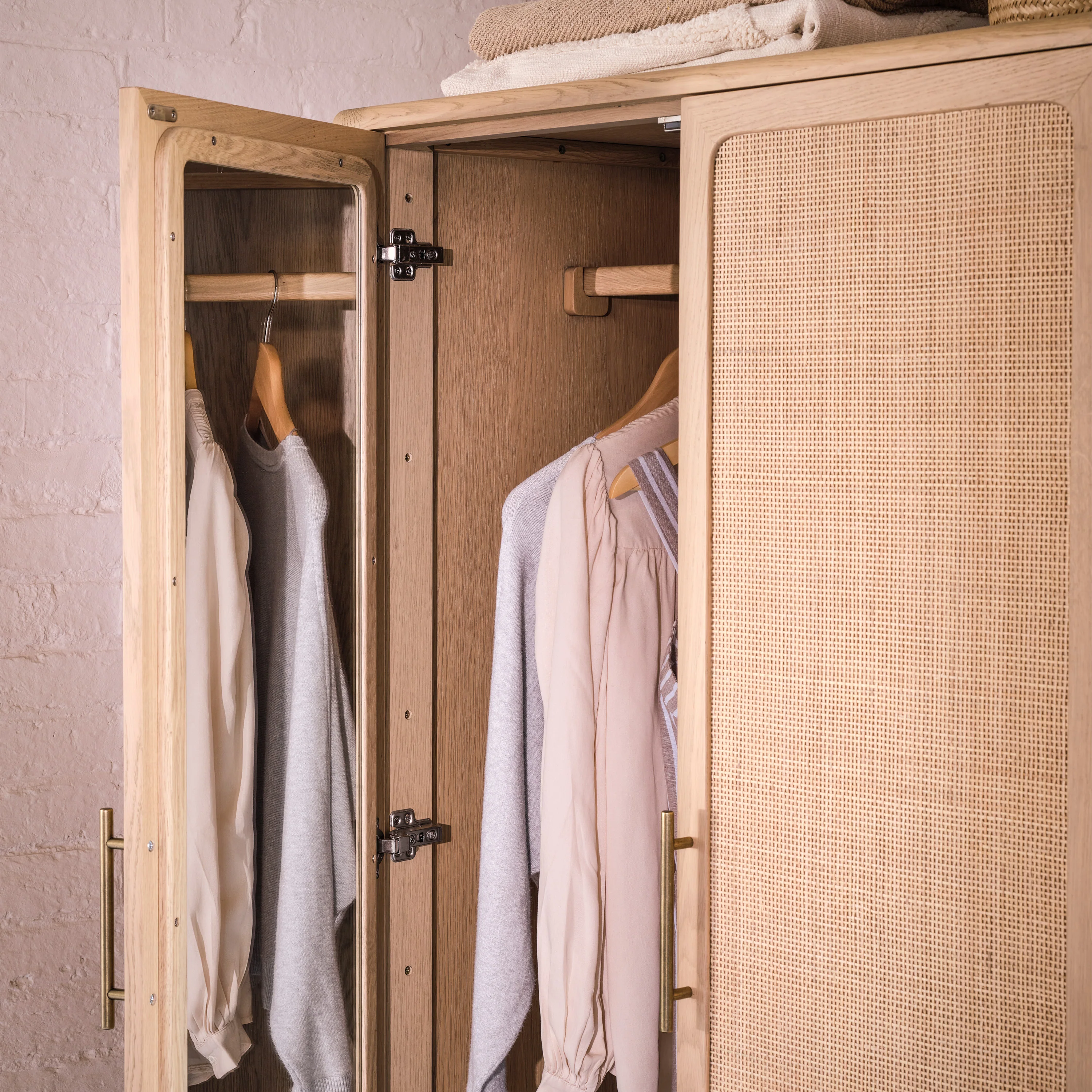 Casera Wardrobe - Image 2